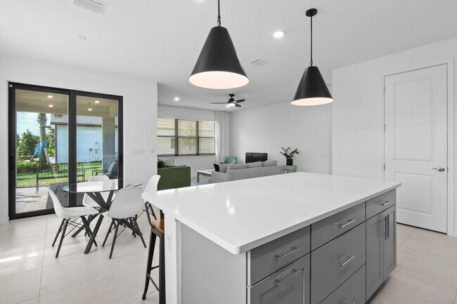 Building Photo - 758 SE Courances Dr