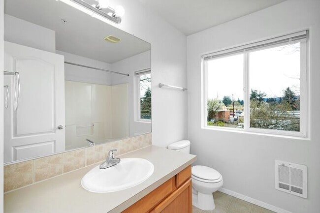 Building Photo - 2 bedroom 1.5 bath Condo! Washer and Dryer in unit!!