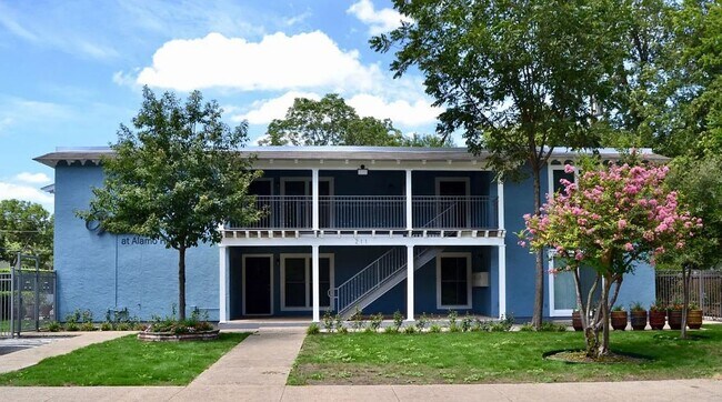 Building Photo - Fully Renovated 1-Bedroom Apartment in Alamo Heights ISD