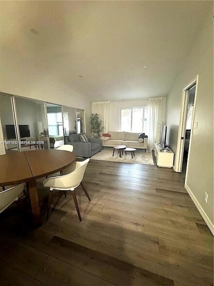 Building Photo - 5482 Lakewood Cir S