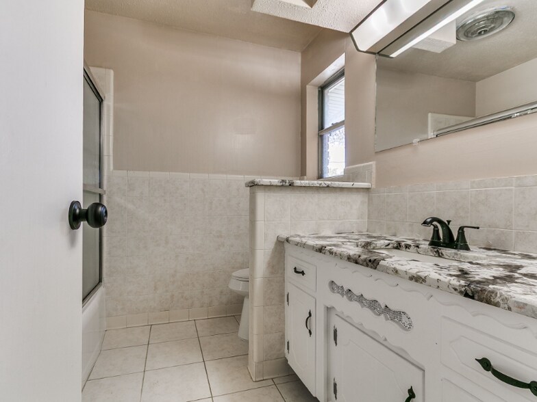 Building Photo - 6428 N Harvard Ave