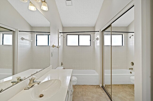 Building Photo - Lovely and Well maintained 2 bedroom & 2.5...