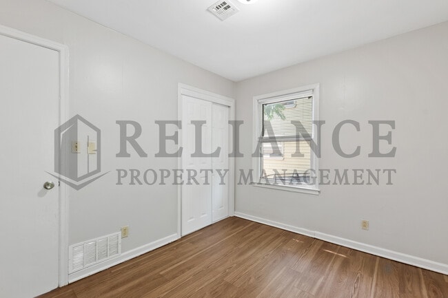 Building Photo - 709 S Pinecrest St