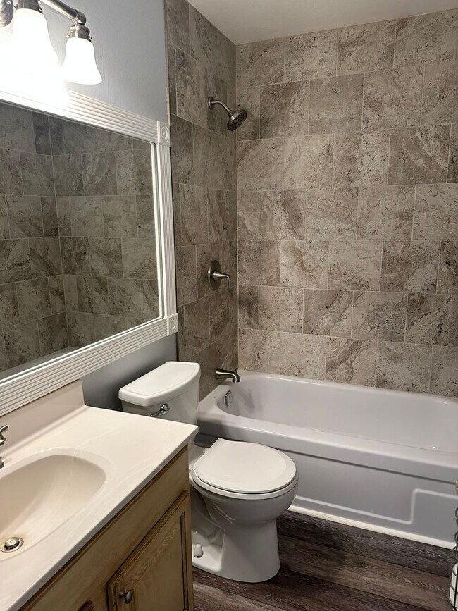 Building Photo - 3 Bedroom - North Napa (cross street Salvador)