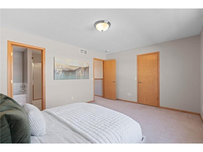 Building Photo - Sparkling Like-New 3 Bedroom Plus Office/L...