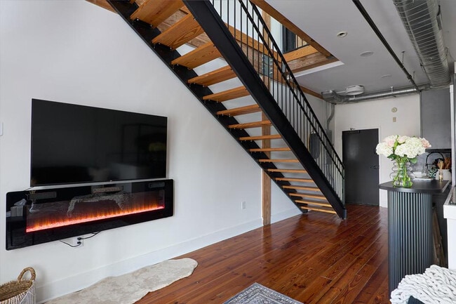 Building Photo - 403 E 33rd St