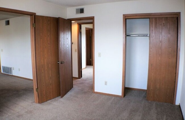 Building Photo - $1,100 | 2 Bedroom, 1 Bathroom Condo | Cat...