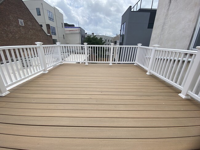 Amazing spacious deck - 1618 Fitzwater St