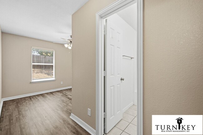 Building Photo - 3116-3118 S Cherry Ln