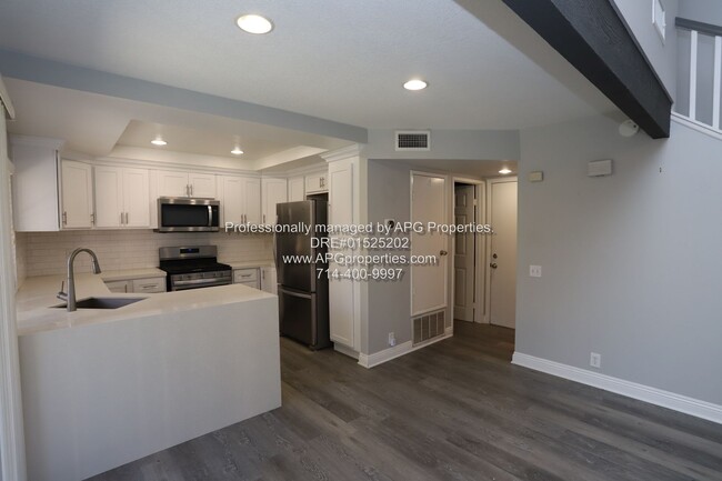 Building Photo - 2 Bedroom / 1.5 Bathroom condo with 2 car ...