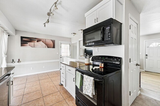 Building Photo - Updated 4-Bedroom Home with Large Backyard...