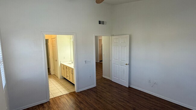 Building Photo - 855 N Stephanie St