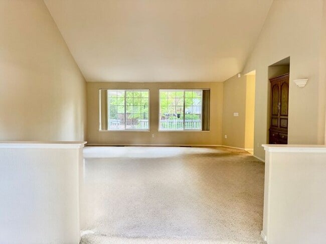 Building Photo - Spacious 3 Bed + Office | 3 Bath | 3-Car G...
