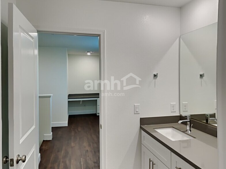 Building Photo - 556 Topiary Pk Ave