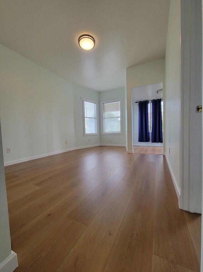 Building Photo - 614 Grand Ave