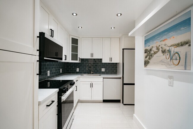 Building Photo - 2101 S Ocean Dr