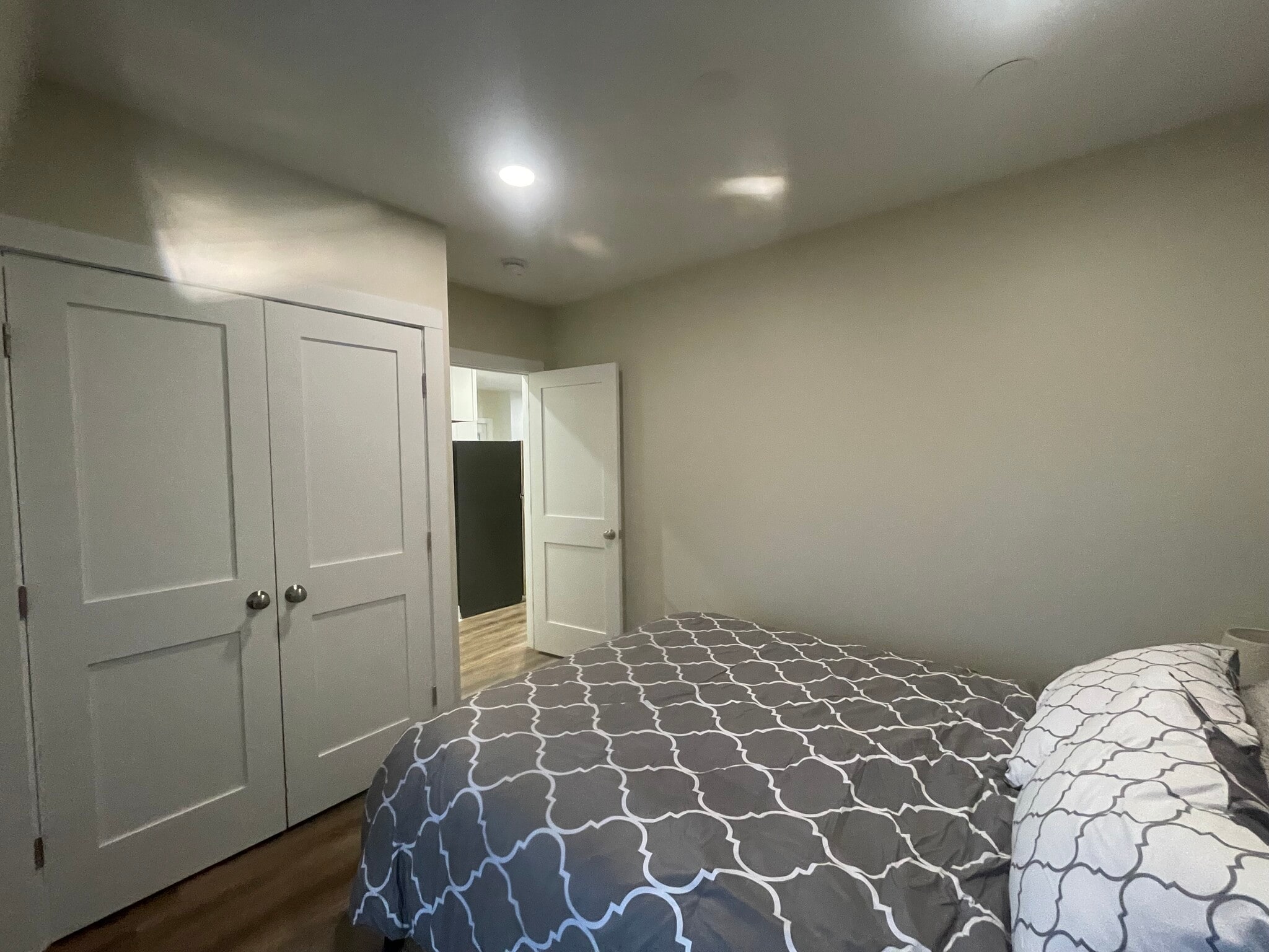 BR Queen size - 151 E Allen St