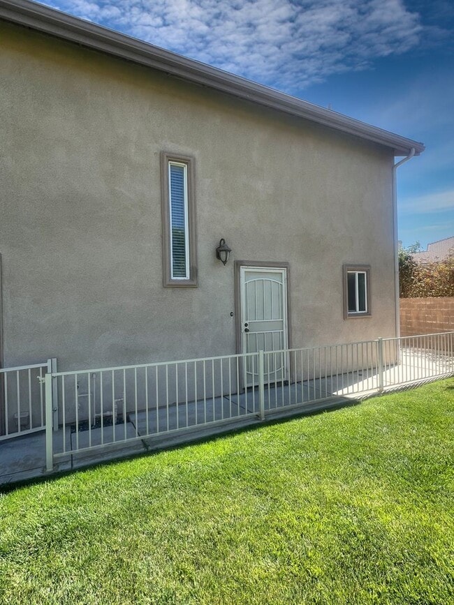 Primary Photo - *AVAILABLE NOW**2 Bedroom 1 1/2 Bath- Back...