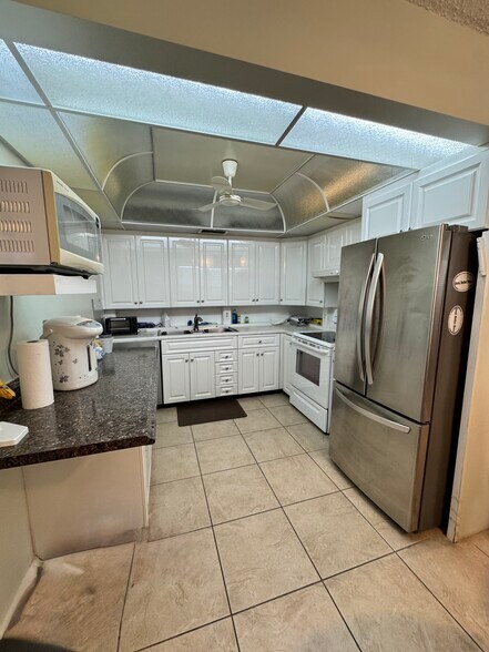 Building Photo - 4007 Yarmouth a