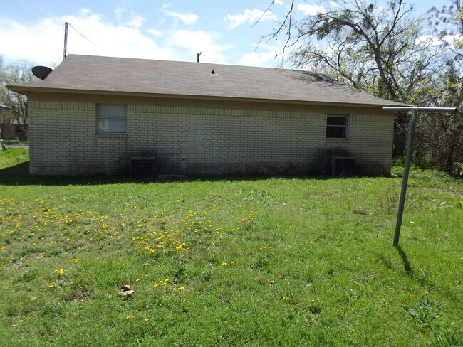 Building Photo - 303 E Avenue A