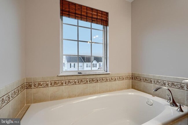 Building Photo - 736 Wineberry Way