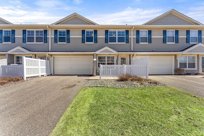 Building Photo - Large 3BR + Loft Townhome | 2-Car Garage | 1,715 Sq Ft