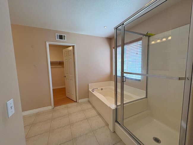 Building Photo - 4 Bed, 3 Bath in Corona!