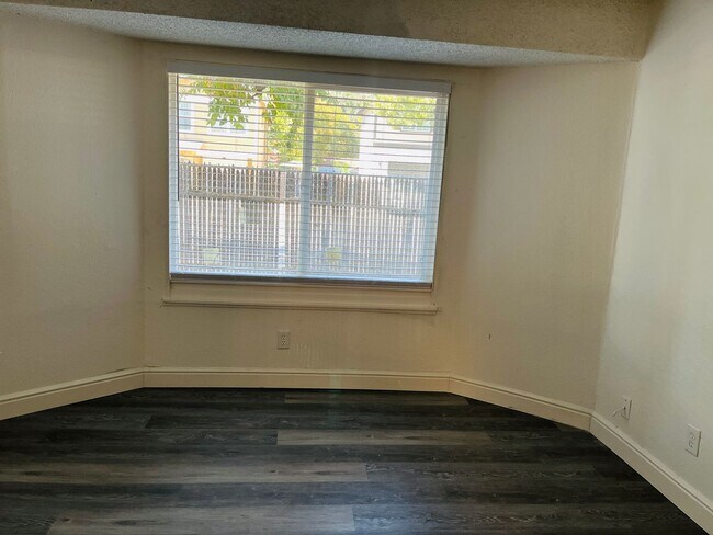 Building Photo - Cute & Updated Duplex