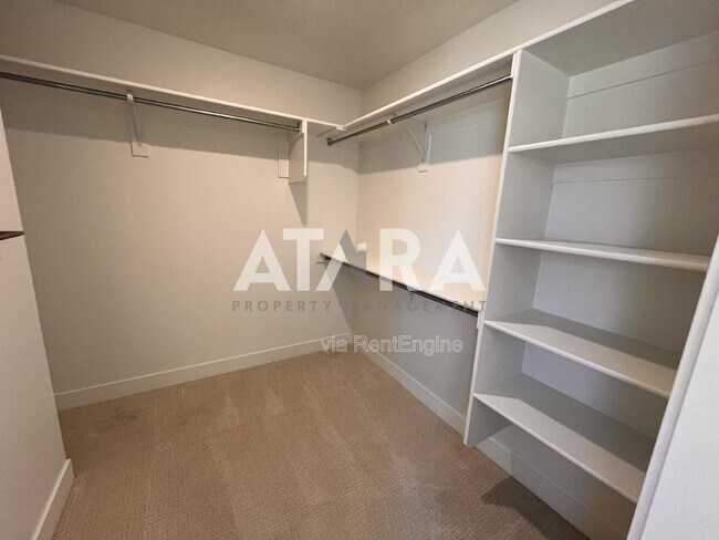 Building Photo - 909 Sagehill Dr