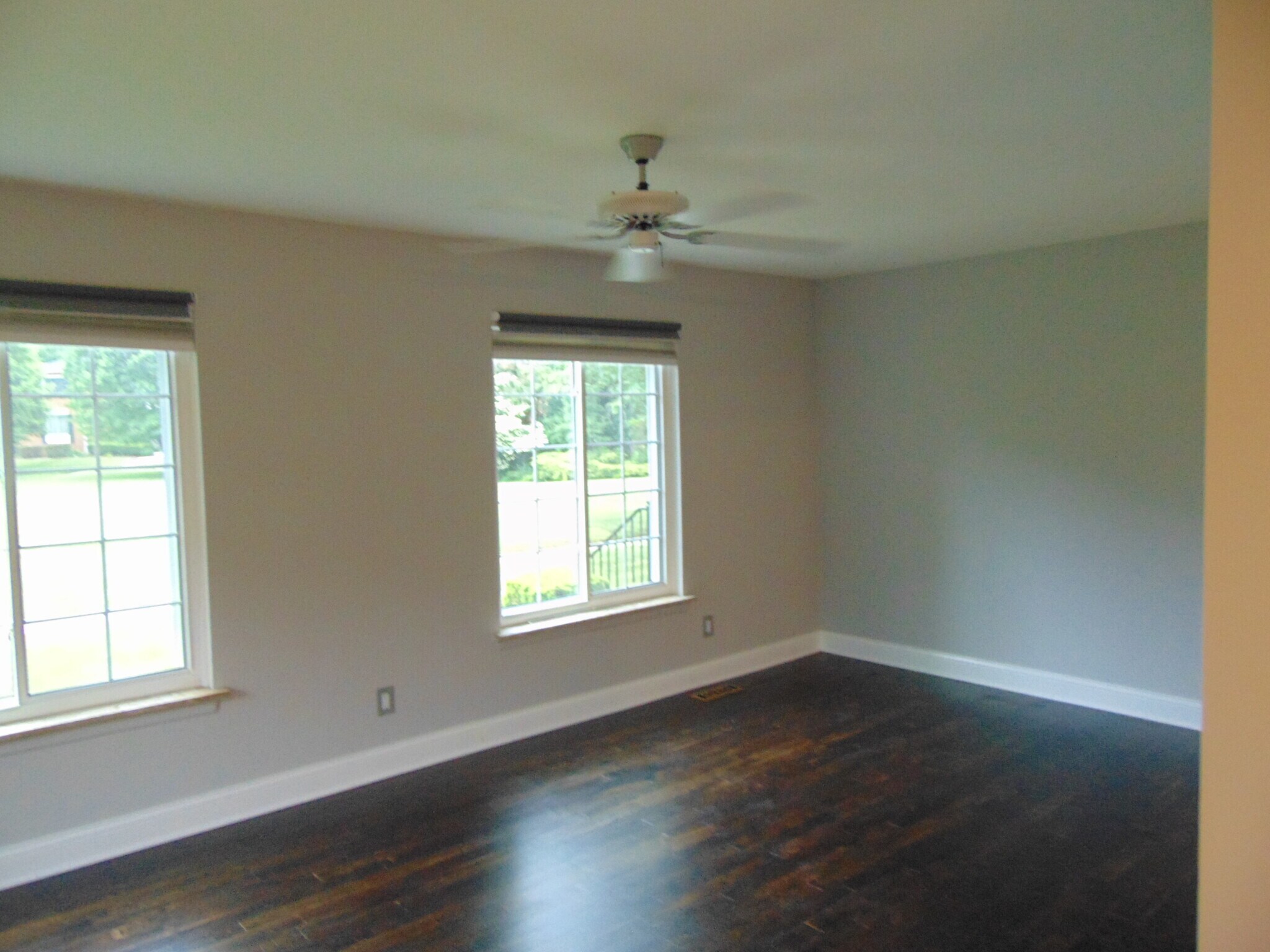 Building Photo - 683 E Fox Hills Dr