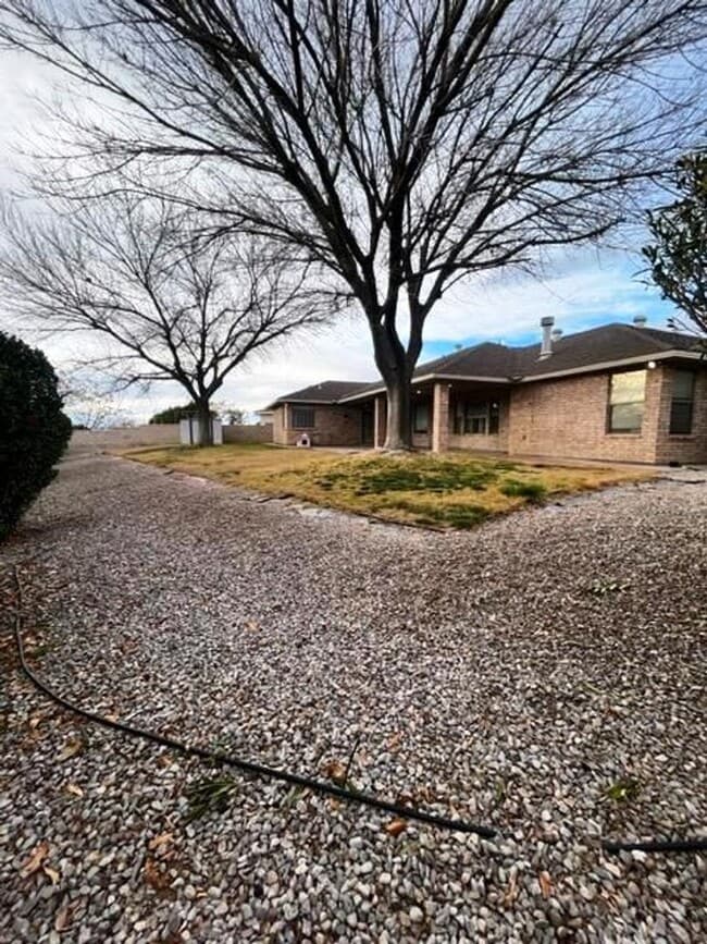 Building Photo - Golf Course Neighborhood