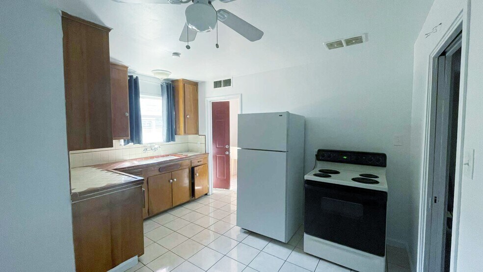 Kitchen - 961 N Fruit Ave