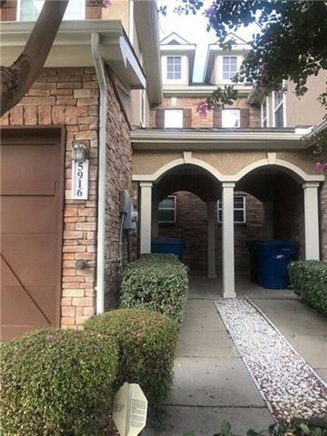 Building Photo - Great Townhome in Prime Locaton