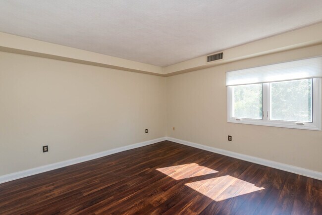 Building Photo - 1 Ledgewood Way