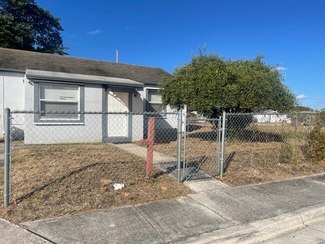 Building Photo - 808 W 4th St