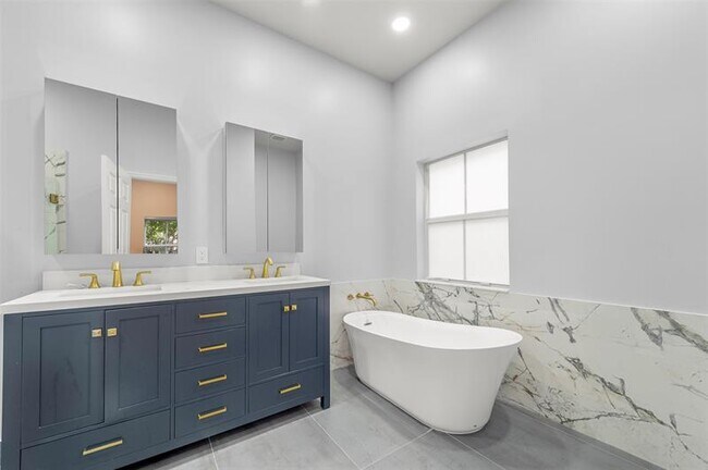 Building Photo - 4227 Sabal Ridge Cir