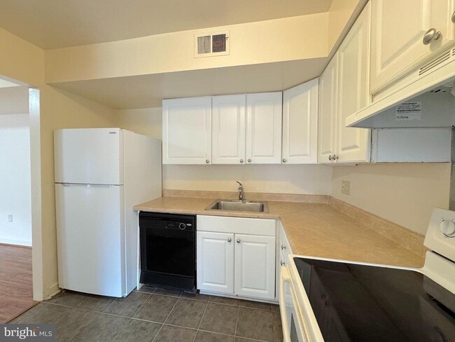 Building Photo - 4643 Logsdon Dr