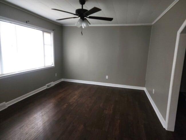 Building Photo - 3 bed 1 bath Brick Racher