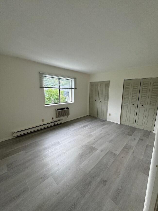 Building Photo - 170 E Hadley Rd