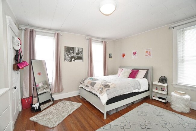Building Photo - Awesome 4 Bed/ 2 Full Bath on Fairview Min...