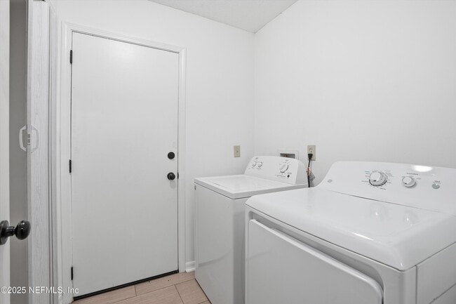 Building Photo - 11365 Tanager Dr S