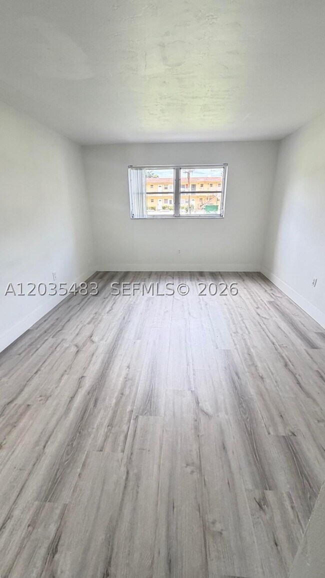 Building Photo - 20200 NE 27th Ct
