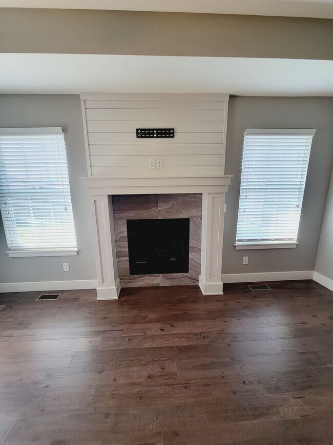 Building Photo - Luxuary in River Pointe Subdivision - Ozark!