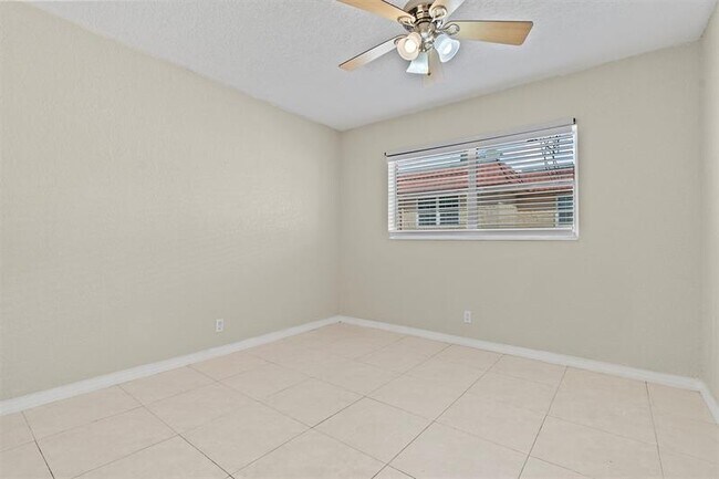 Building Photo - 751 Pine Dr