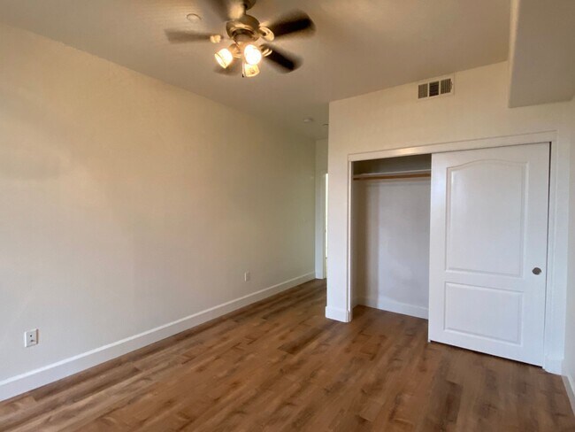 Building Photo - Beautiful Phoenician Apartments - 2 Bed, 2...