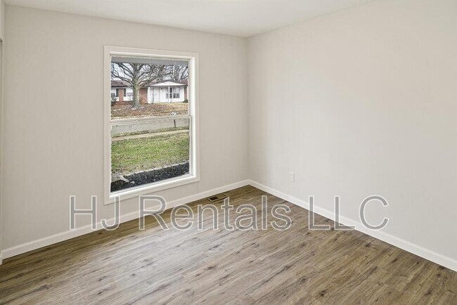 Building Photo - 650 Sherwood Dr