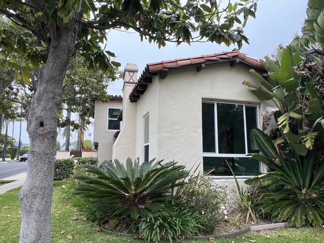 Building Photo - 1650 S Crest Dr