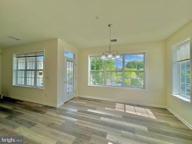 Building Photo - 921 Timberlake Dr