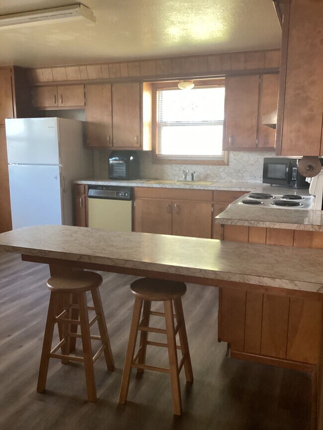 Building Photo - Country living close to town in Portales!