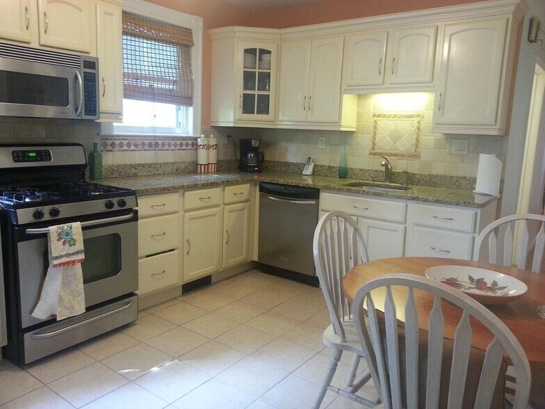 Eat-in Kitchen with Pantry - 184 Green St